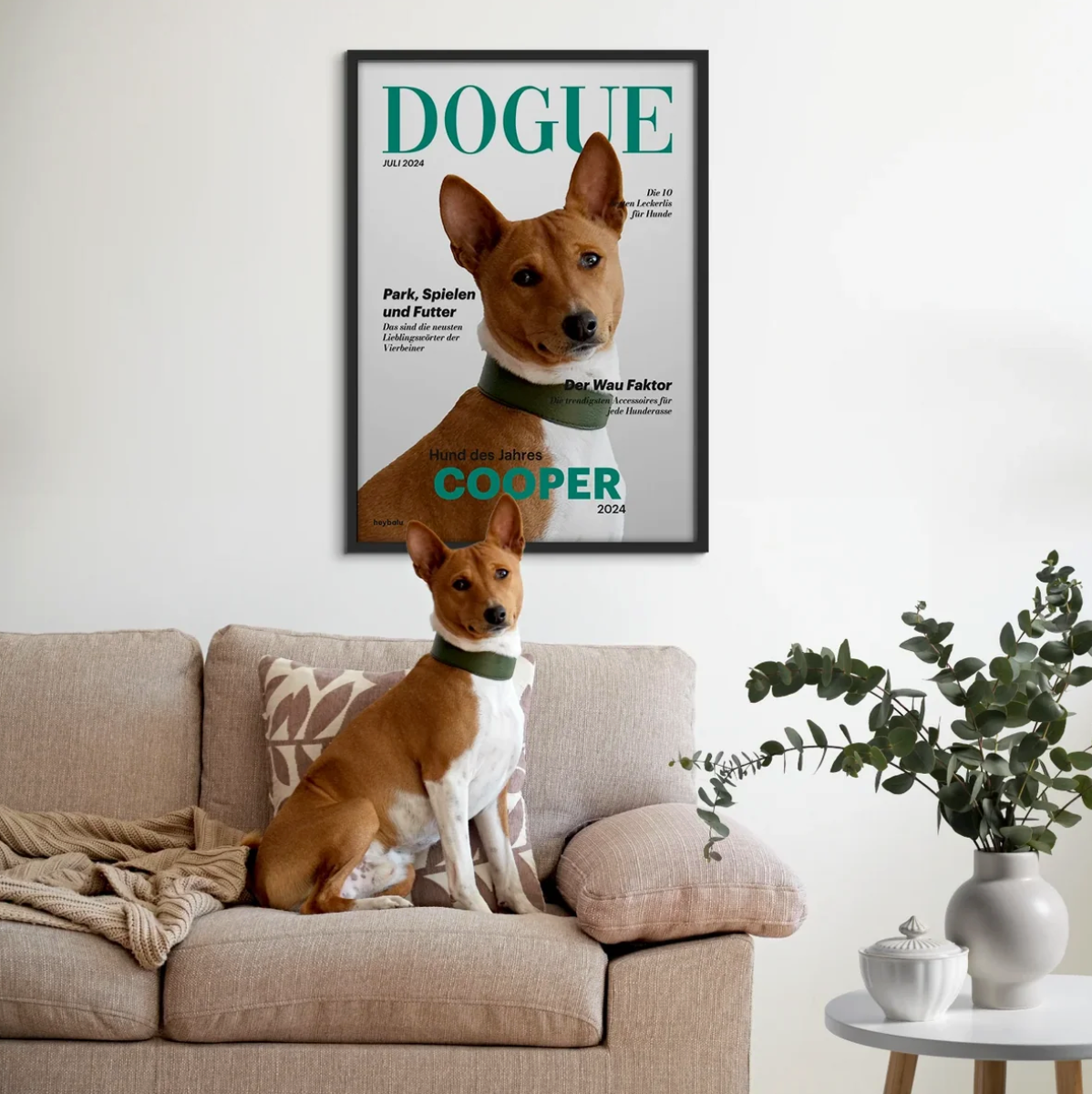 Personalisiertes Poster mit Hund auf einer Couch, mit modernem Design und grauem Rahmen.