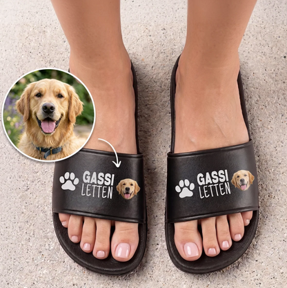 Personalisierte schwarze Badelatschen mit Aufdruck "GASSI LETTEN" und Hundemotiv.