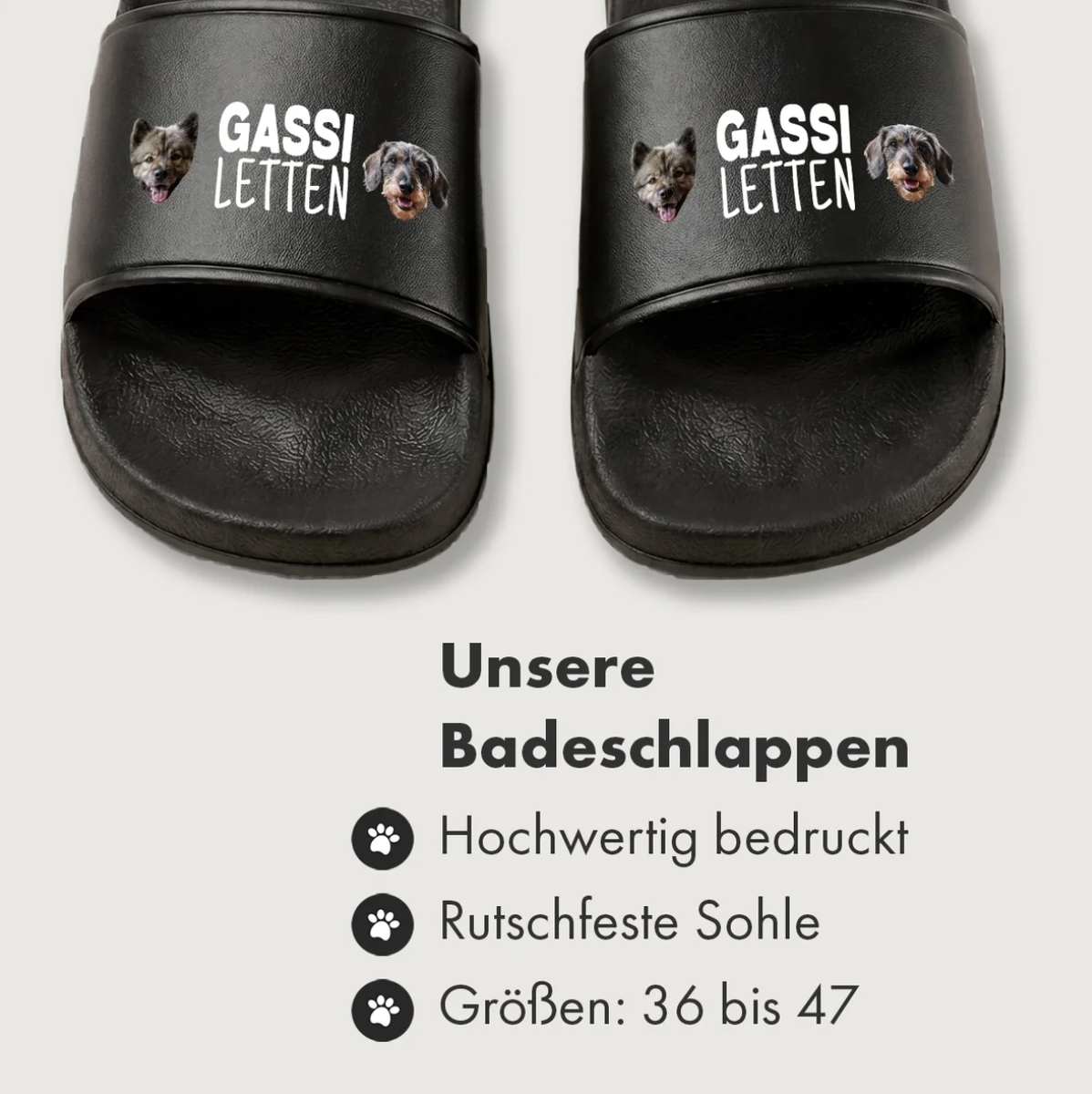 Schwarze personalisierte Badelatschen mit Hundemotiven und dem Aufdruck "Gassi Letten".