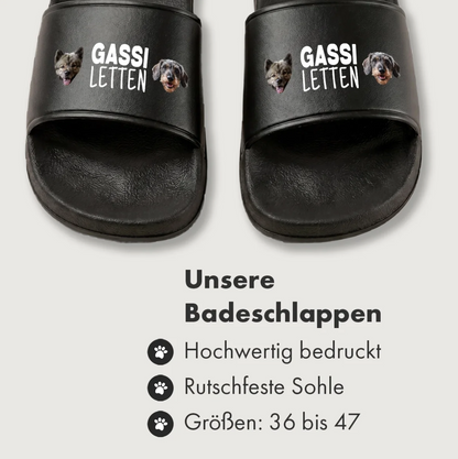 Schwarze personalisierte Badelatschen mit Hundemotiven und dem Aufdruck "Gassi Letten".