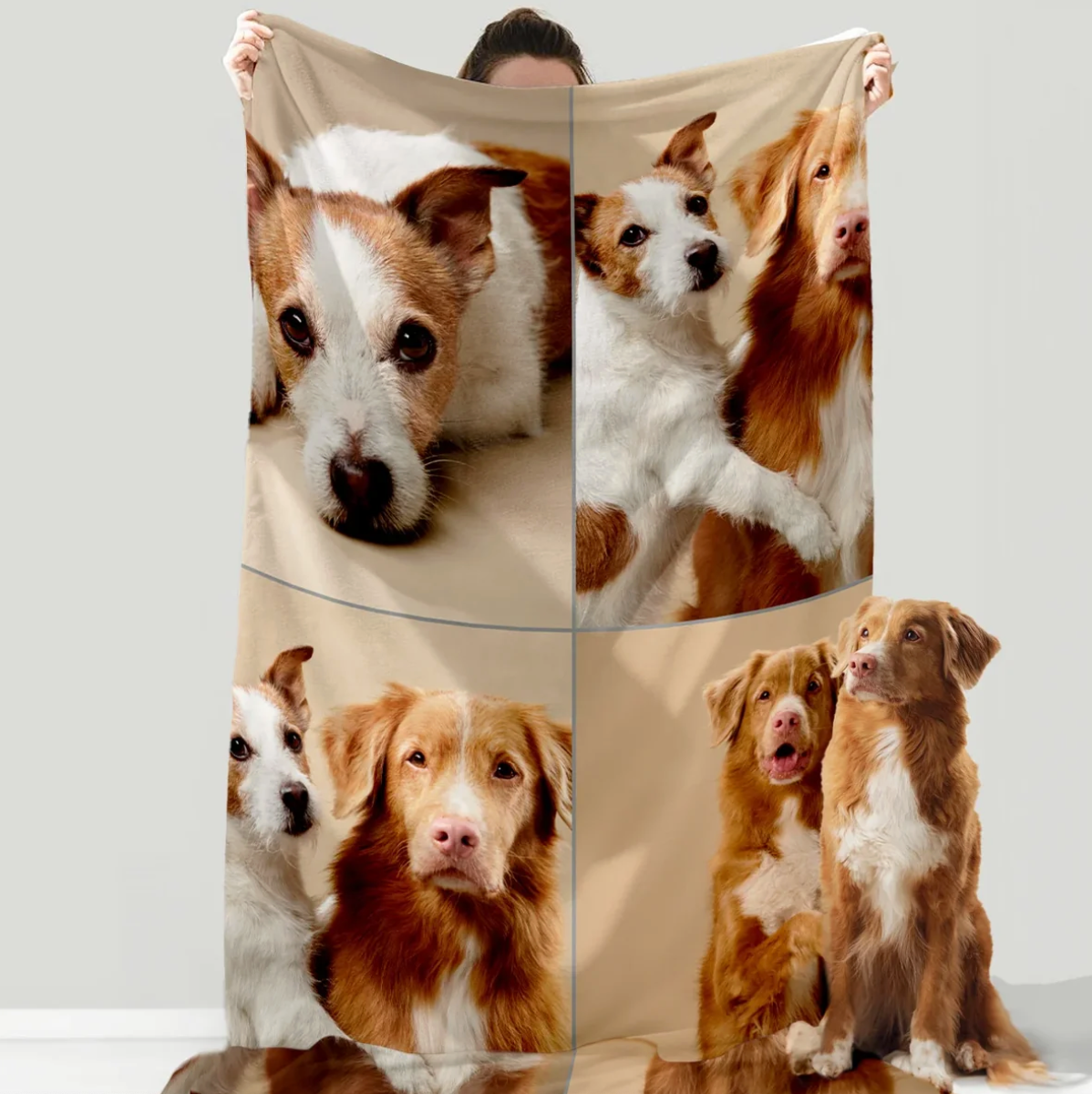 Personalisierte Decke mit vier Bildern von Hunden auf beigem Hintergrund, gehalten von einer Person.