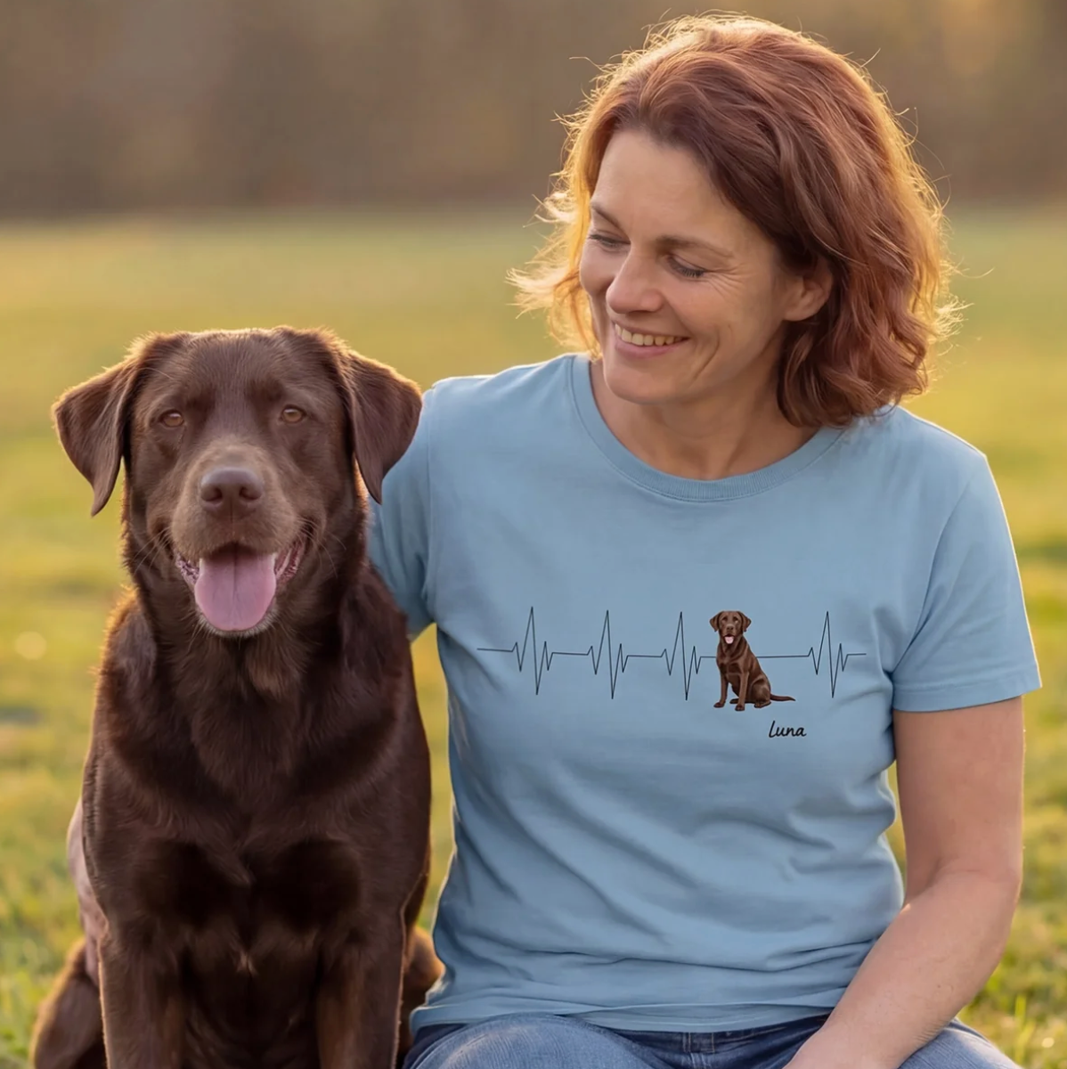 Blaues T-Shirt mit Hundemotiv und Herzschlag-Design, Personalisierung möglich.