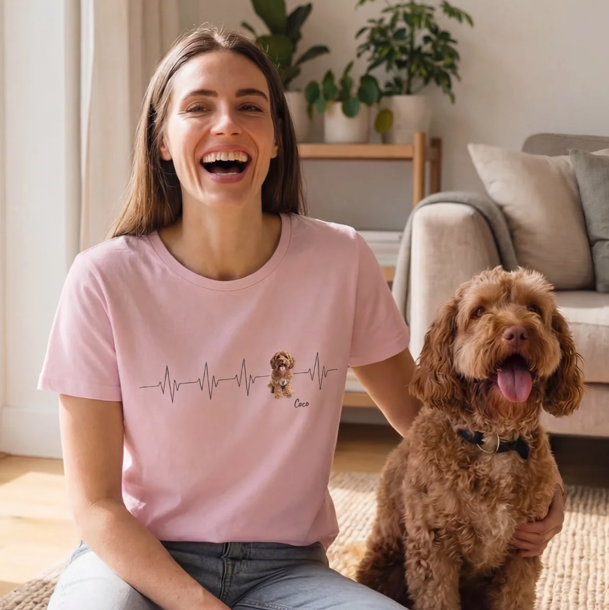 Rosa T-Shirt mit Herzschlag-Motiv und Hundedruck. Ideal für Tierliebhaber.