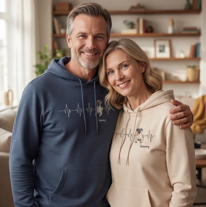Personalisierte Hoodies in Blau und Beige mit Herzschlag-Design und Hundeillustration.