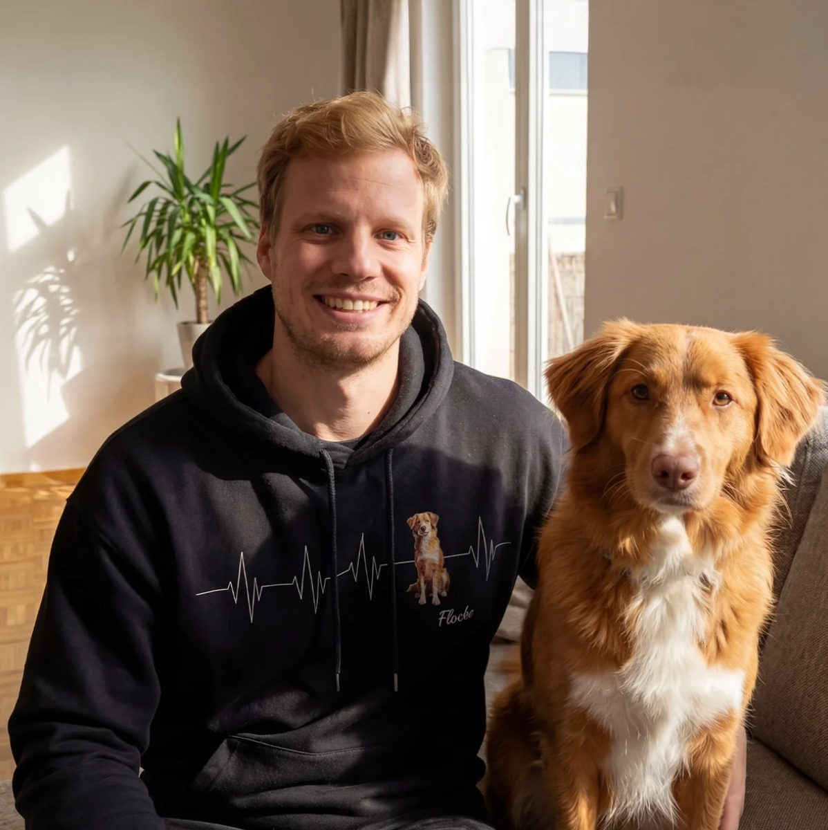 Schwarzer Hoodie mit Herzschlag-Design und Hundemotiv, Personalisierung mit Namen.