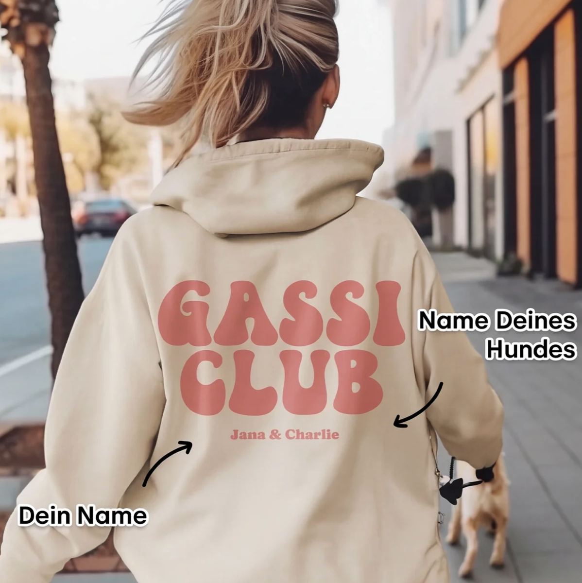 Beige Hoodie mit rotem Aufdruck "GASSI CLUB" und personalisierten Namen. Person geht mit Hund spazieren.