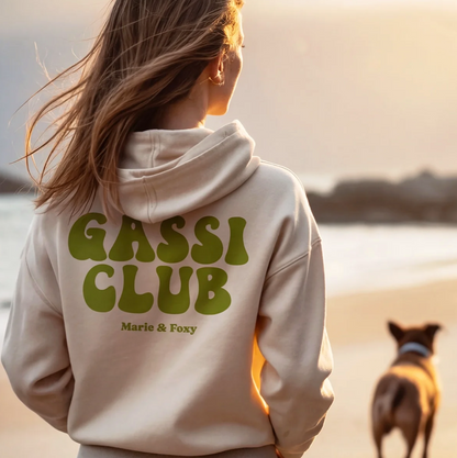 Beige Kapuzenpullover mit grünem Aufdruck "GASSI CLUB" auf der Rückseite, Personalisierung möglich.