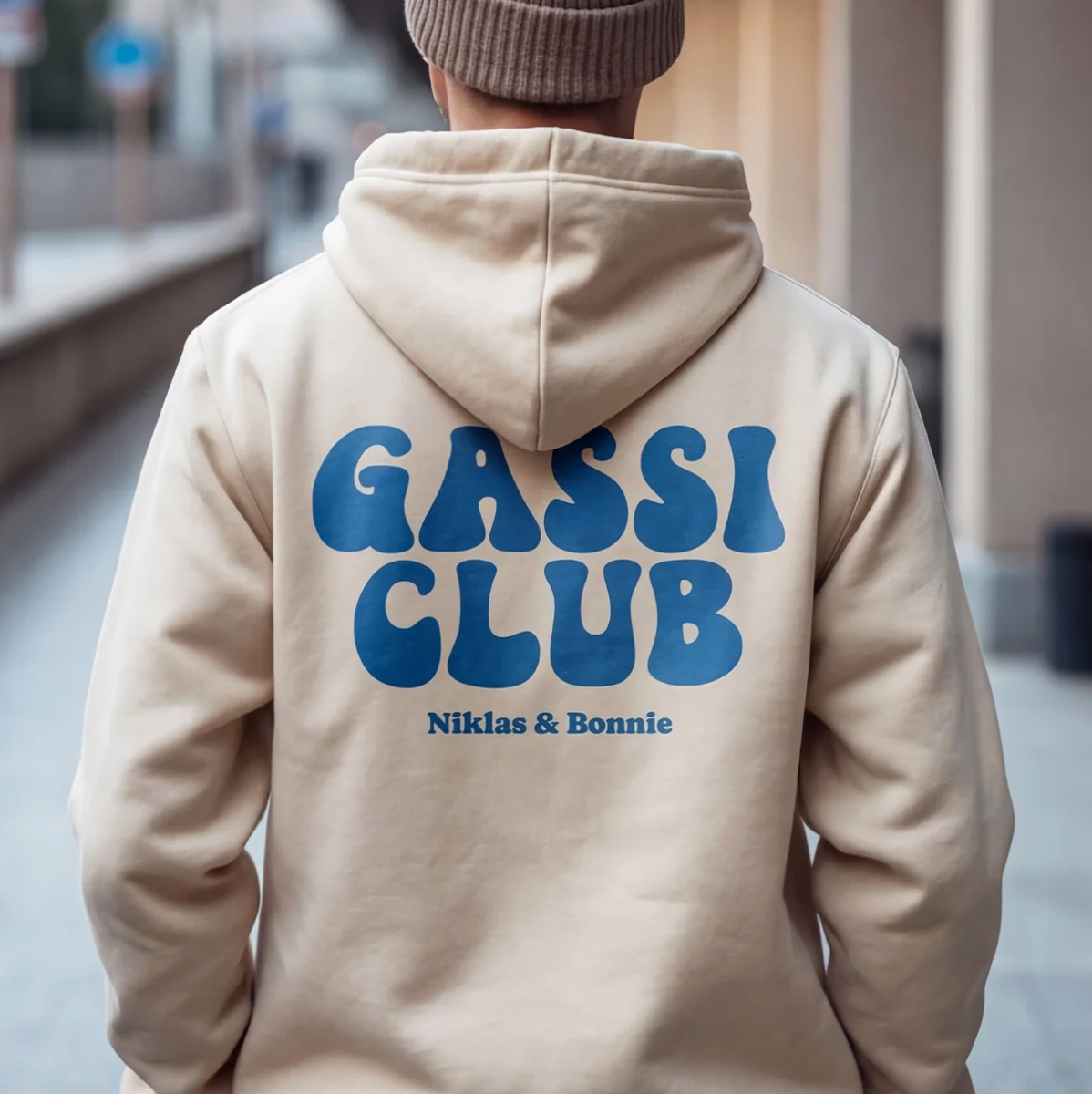 Beige Hoodie mit blauem Aufdruck "GASSI CLUB" und den Namen "Niklas & Bonnie" auf der Rückseite.