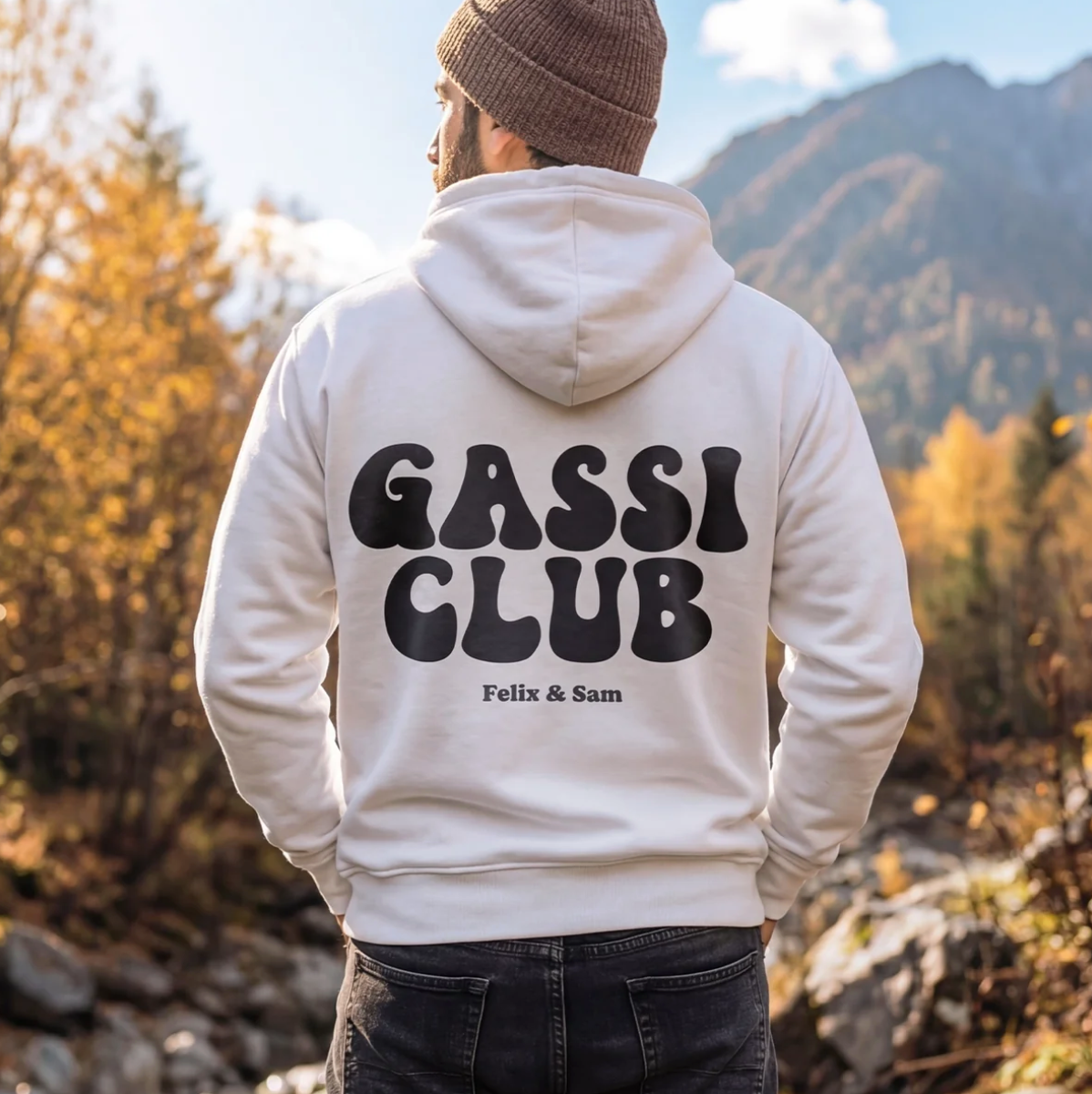 Weißer Hoodie mit dem Aufdruck "GASSI CLUB" und "Felix & Sam" auf der Rückseite.