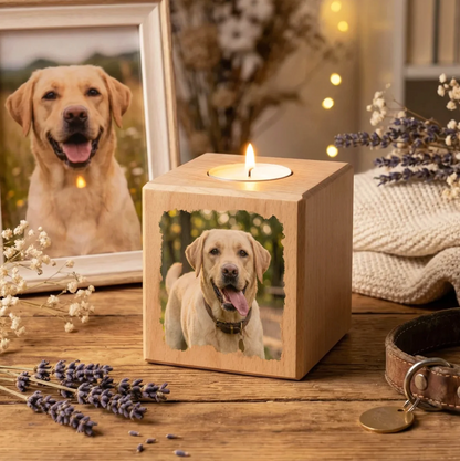 Holzkern-Würfelkerze mit Foto eines Hundes. Kerze brennt, umgeben von Lavendel und einem Bilderrahmen.