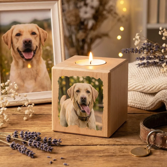Holzkern-Würfelkerze mit Foto eines Hundes. Kerze brennt, umgeben von Lavendel und einem Bilderrahmen.