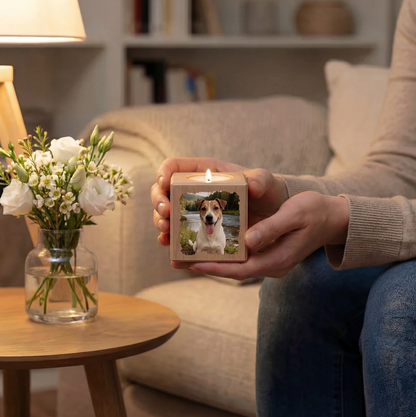Personalisierter Kerzenwürfel aus Holz mit einem Foto eines Hundes, brennend und in der Hand gehalten.