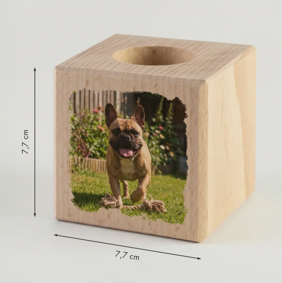 Personalisierter Holzkerzenwürfel mit Foto eines Hundes, Maße 7,7 cm x 7,7 cm.