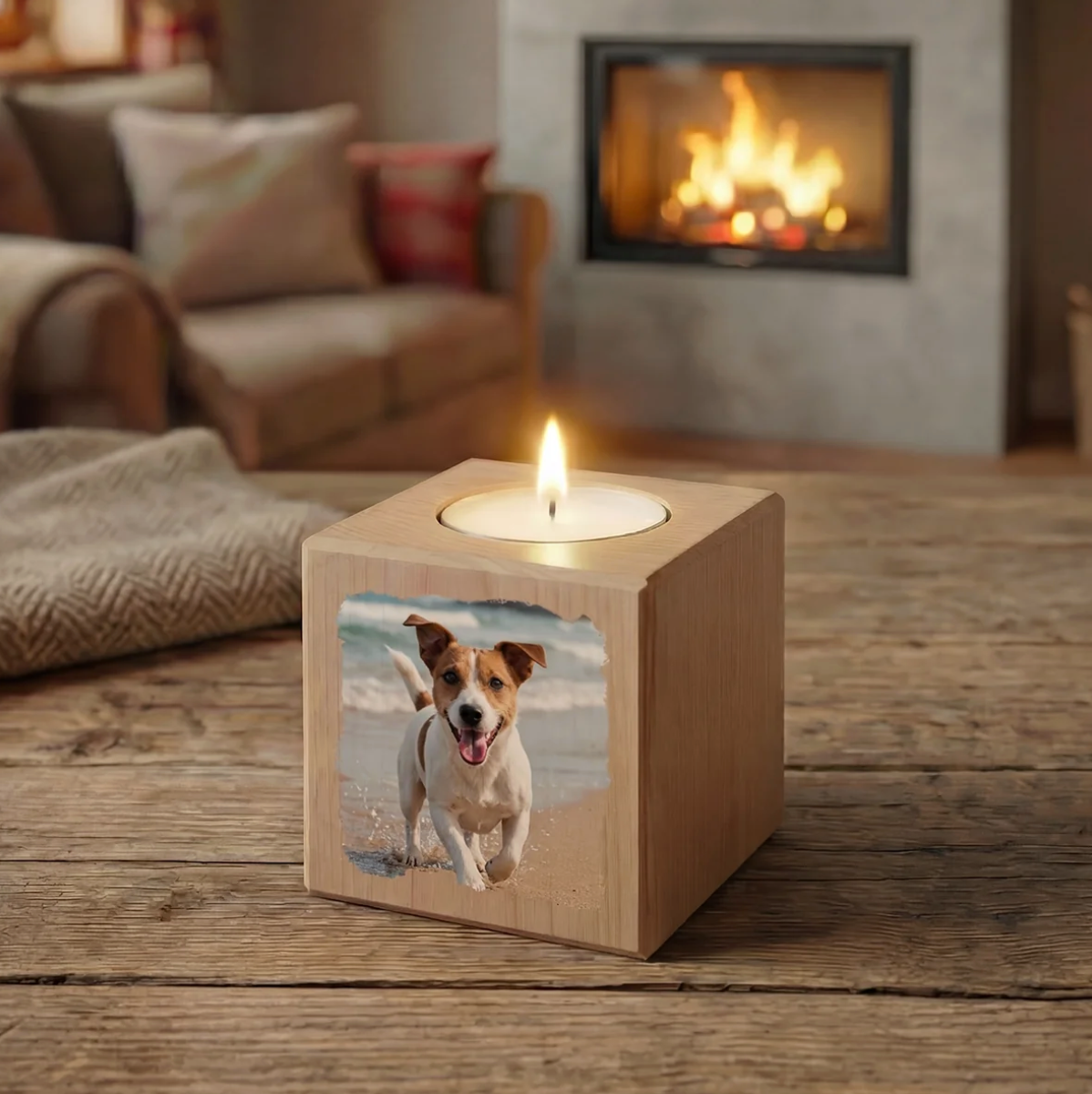 Personalisierter Kerzenwürfel aus hellem Holz mit Foto eines Hundes und brennendem Docht.