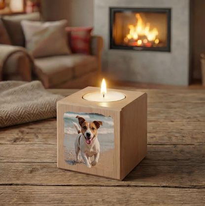 Personalisierter Kerzenwürfel aus hellem Holz mit Foto eines Hundes und brennendem Docht.