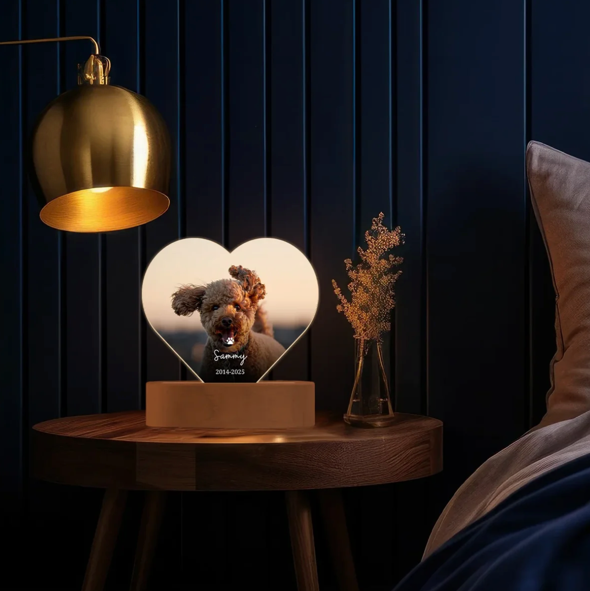 Personalisiertes LED Nachtlicht in Herzform mit Hundebild und Gravur auf Holzsockel.