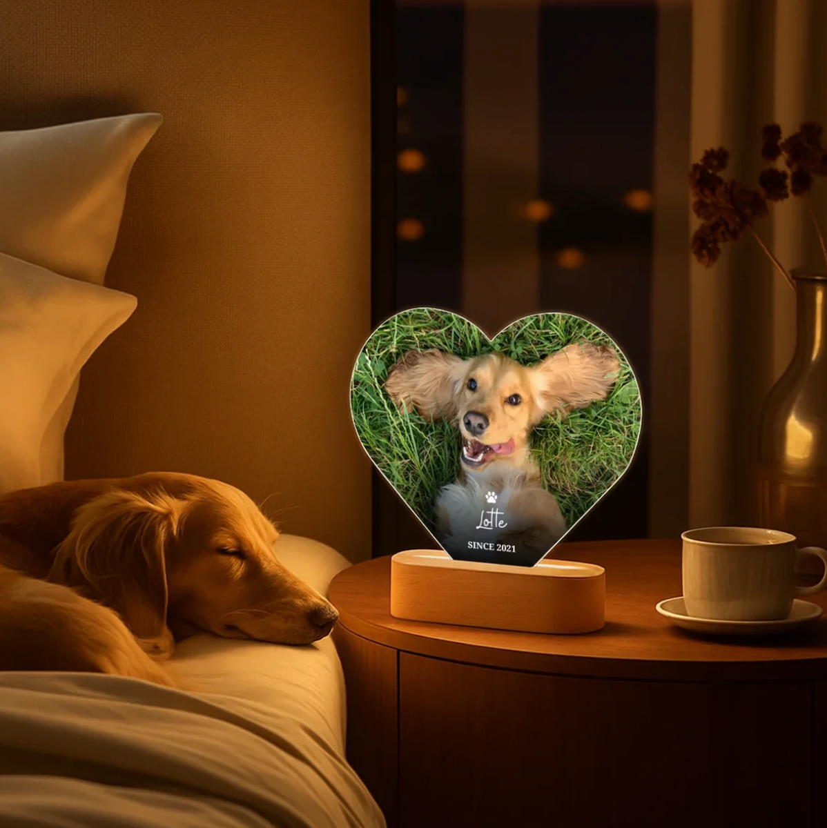 Personalisierbares LED Nachtlicht in Herzform mit Foto eines Hundes und Holzsockel.