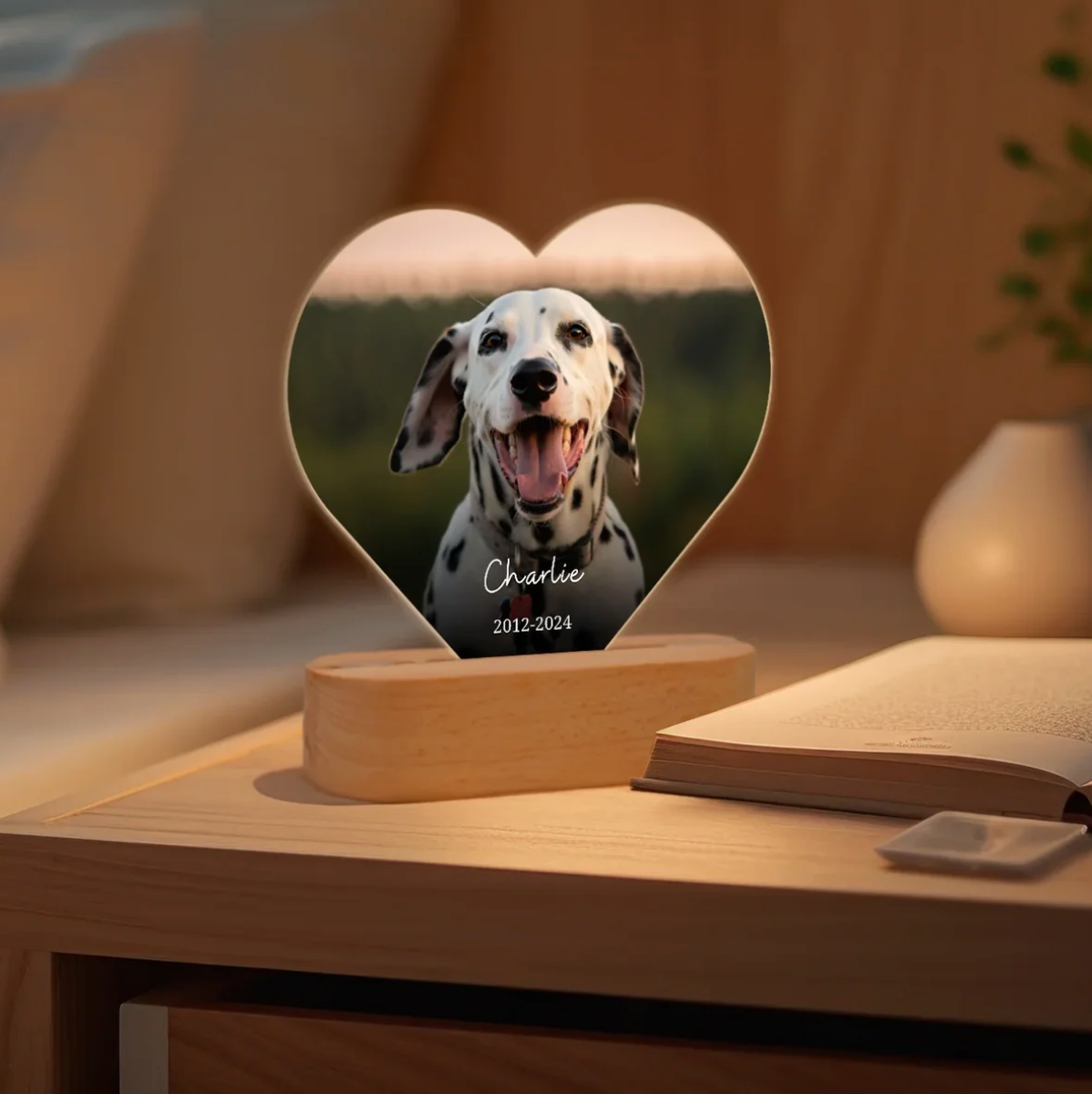 Herzförmiges LED Nachtlicht mit Foto eines Dalmatiners, personalisiert mit Name und Jahreszahlen auf Holzsockel.