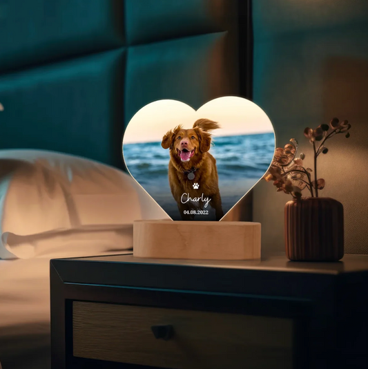 Personalisierbares LED-Nachtlicht in Herzform mit Foto eines Hundes und Gravur auf Holzsockel.