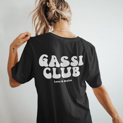 Schwarzes T-Shirt mit weißem Aufdruck "Gassi Club" auf dem Rücken und beigefügten Namen.