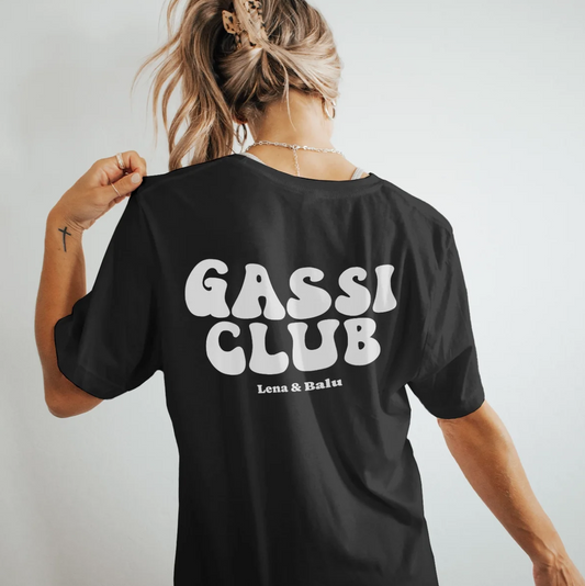 Schwarzes T-Shirt mit weißem Aufdruck "Gassi Club" auf dem Rücken und beigefügten Namen.