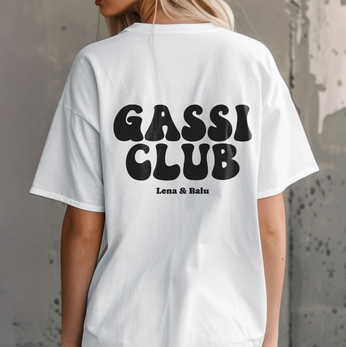 Weißes T-Shirt mit schwarzem Aufdruck "GASSI CLUB" und den Namen "Lena & Balu" auf dem Rücken.