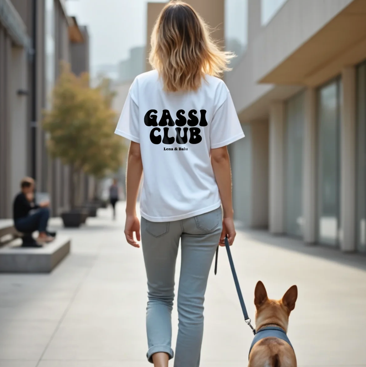 Weißes T-Shirt mit schwarzem Aufdruck "Gassi CLUB" und "Lena & Balu" auf dem Rücken, Person mit Hund.
