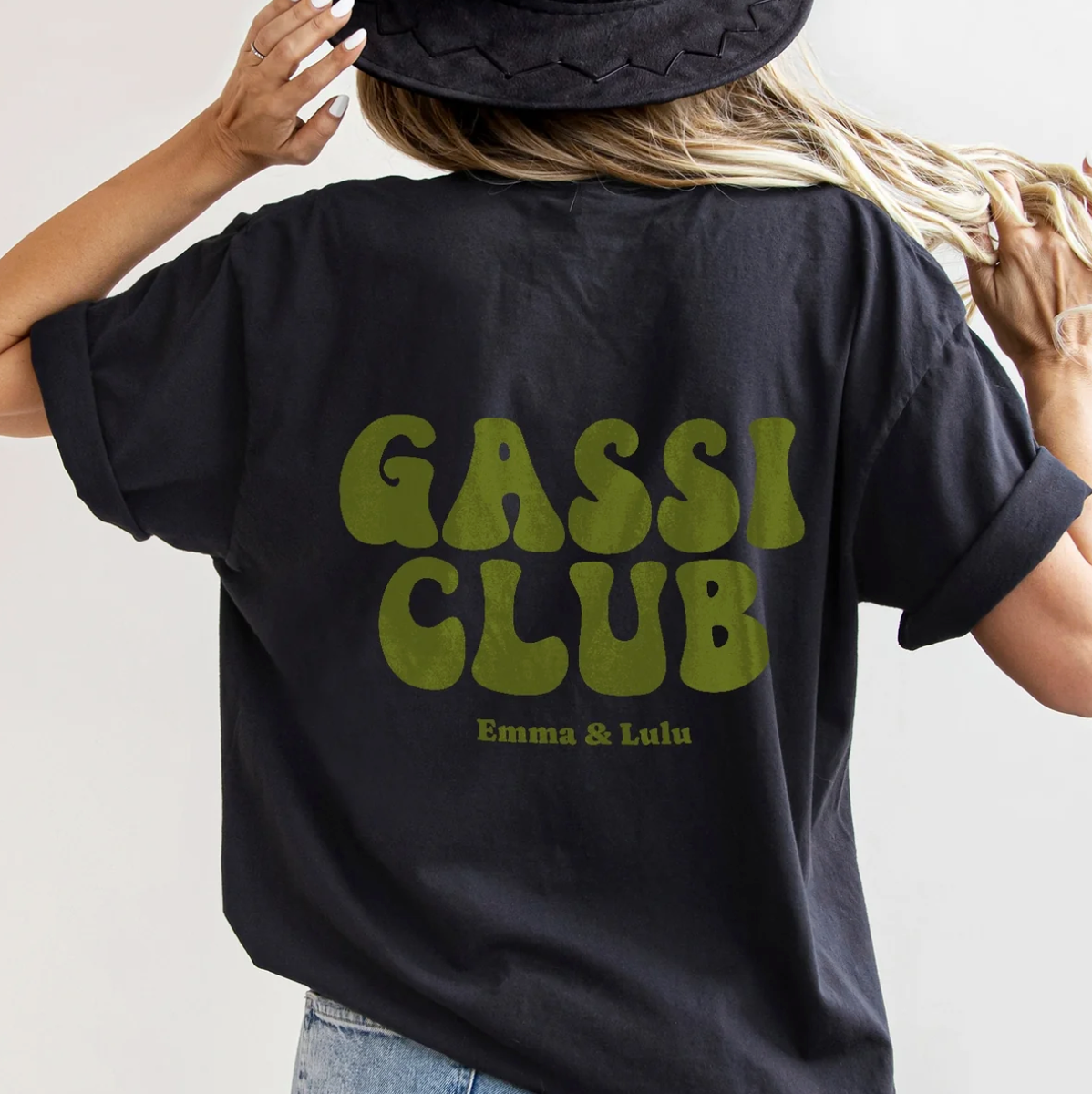 Schwarzes T-Shirt mit grünem Aufdruck "Gassi Club" und personalisierten Namen auf der Rückseite.