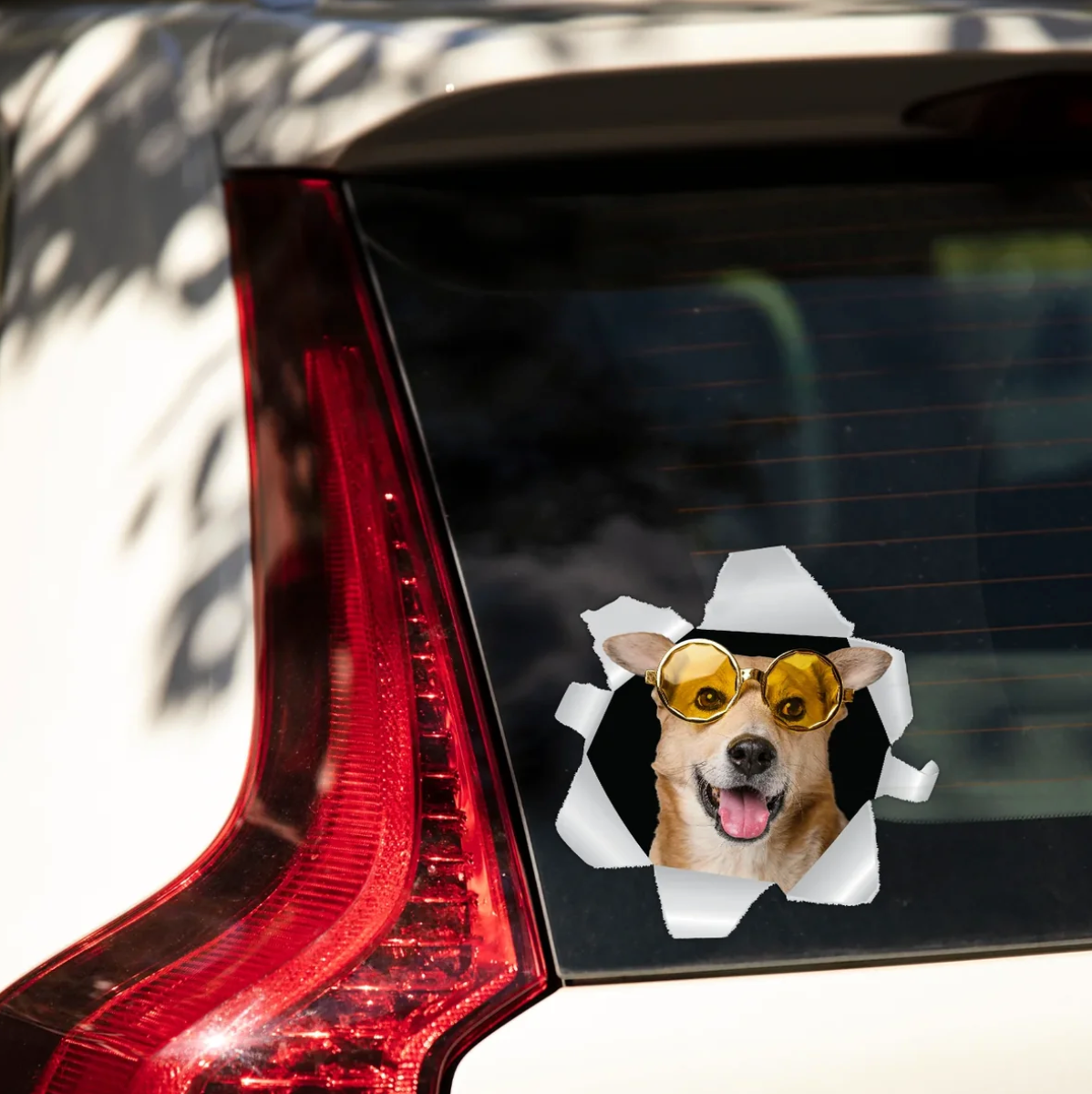 Personalisierter Autoaufkleber mit Hund in Sonnenbrille, der aus einem zerissenen Fenster schaut.