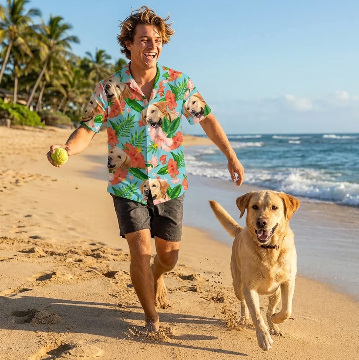 Mann in personalisiertem Hawaiihemd mit Hund am Strand, bei sonnigem Wetter. Hemd mit bunten Blumen- und Hundemotiven.