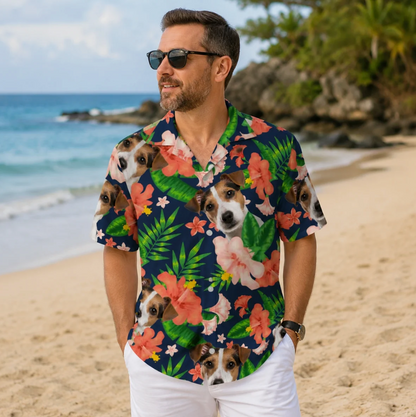 Mann trägt ein personalisiertes Hawaiihemd mit Hundemotiven und bunten Blumen, am Strand.