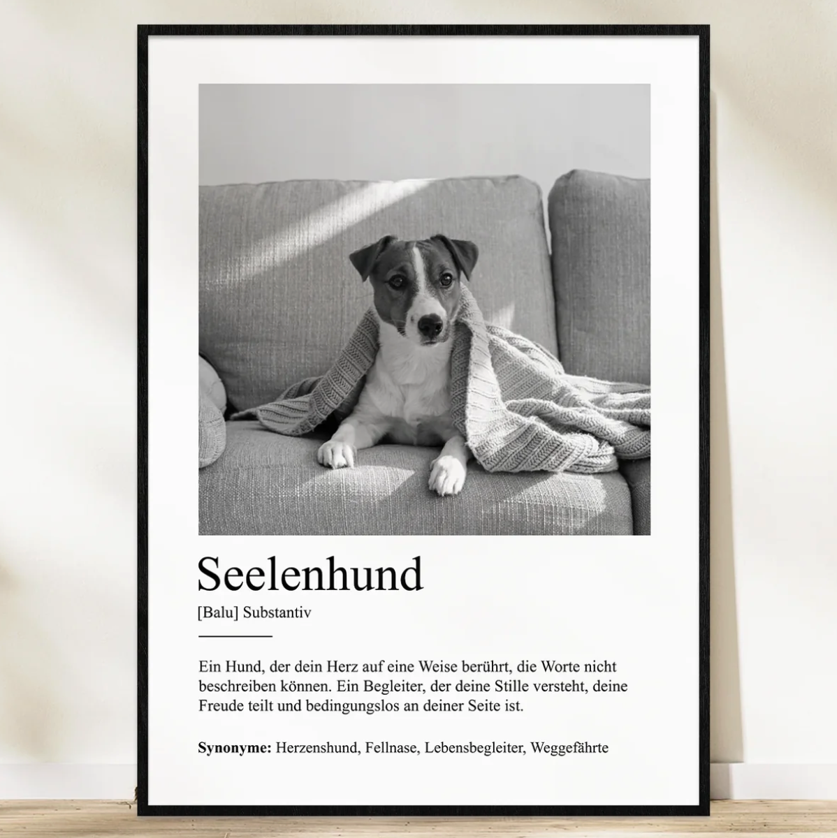 Personalisierbares Poster mit dem Text „Seelenhund“ und einem Hund auf einem Sofa. Schwarz-Weiß-Design.