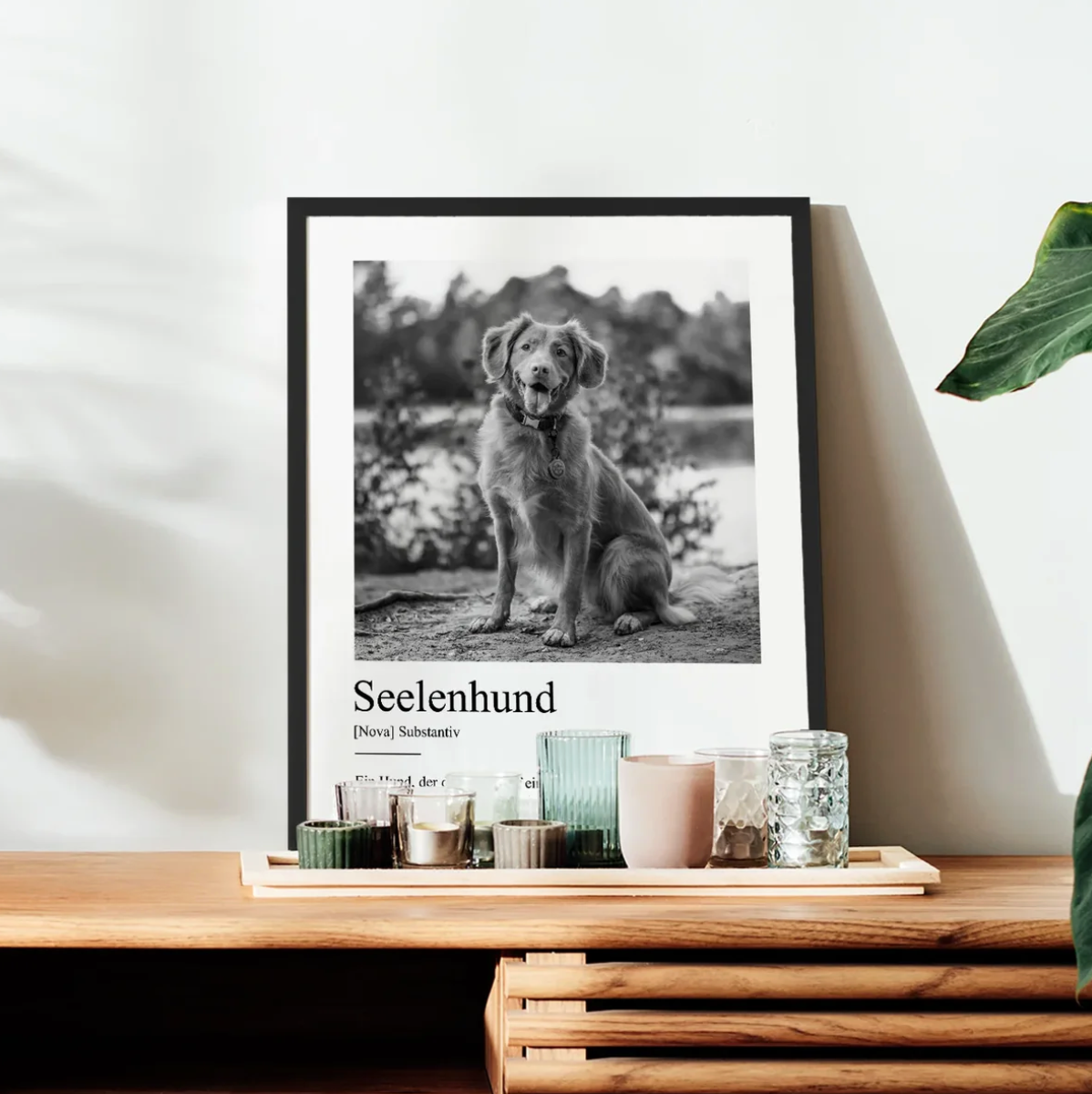 Schwarz-weiß Poster mit Foto eines Hundes, Text "Seelenhund" und Definition, gerahmt in schwarzem Rahmen.