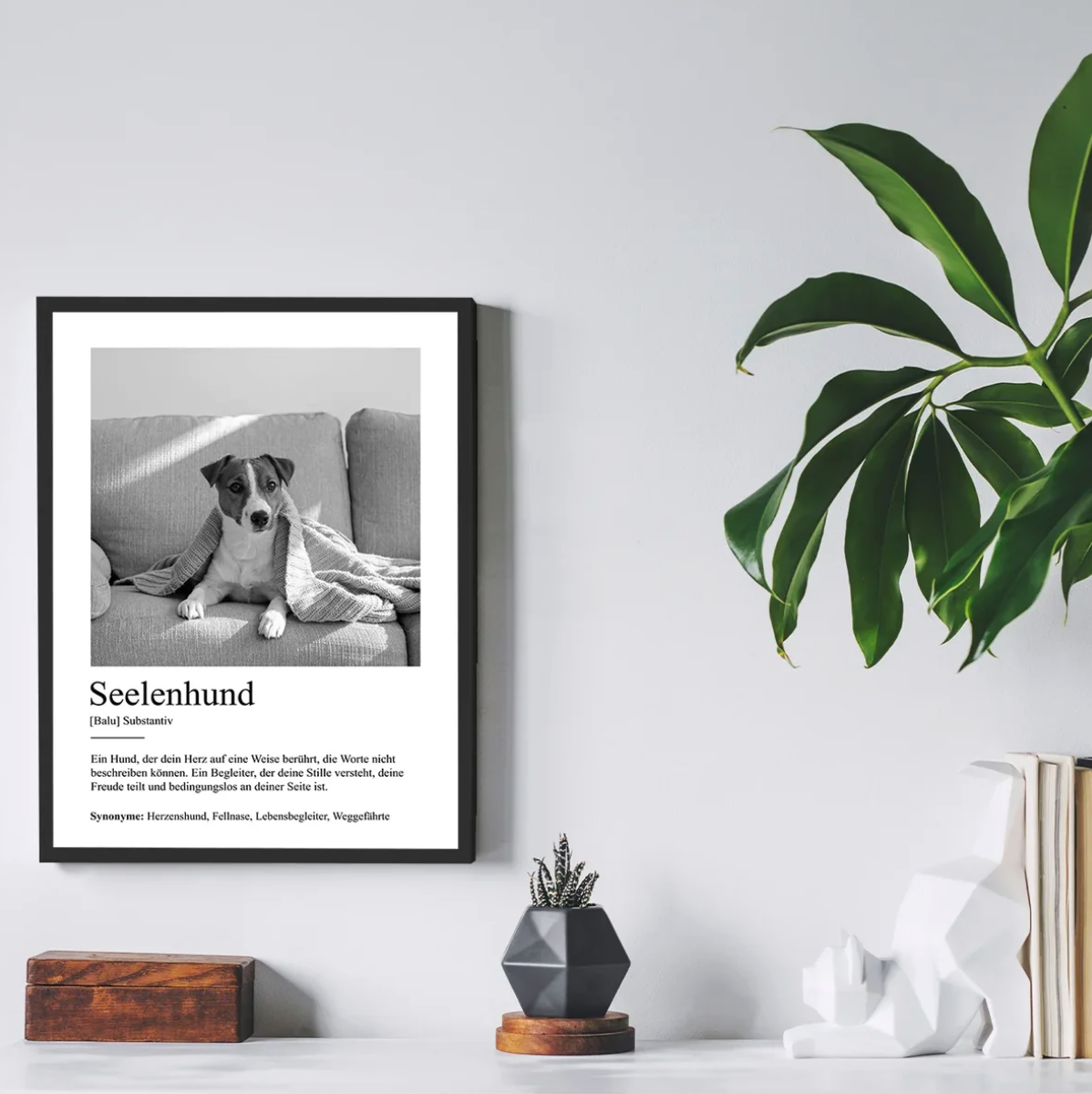 Personalisierte Wanddekoration mit dem Wort "Seelenhund", schwarzes und weißes Design, Hund auf einem Sofa.