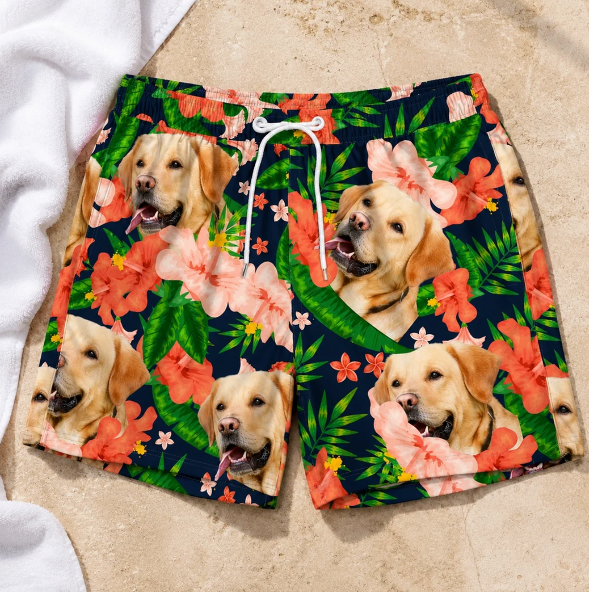 Personalisierte Badehose mit buntem Hunde- und Blumenmotiv auf dunklem Hintergrund.