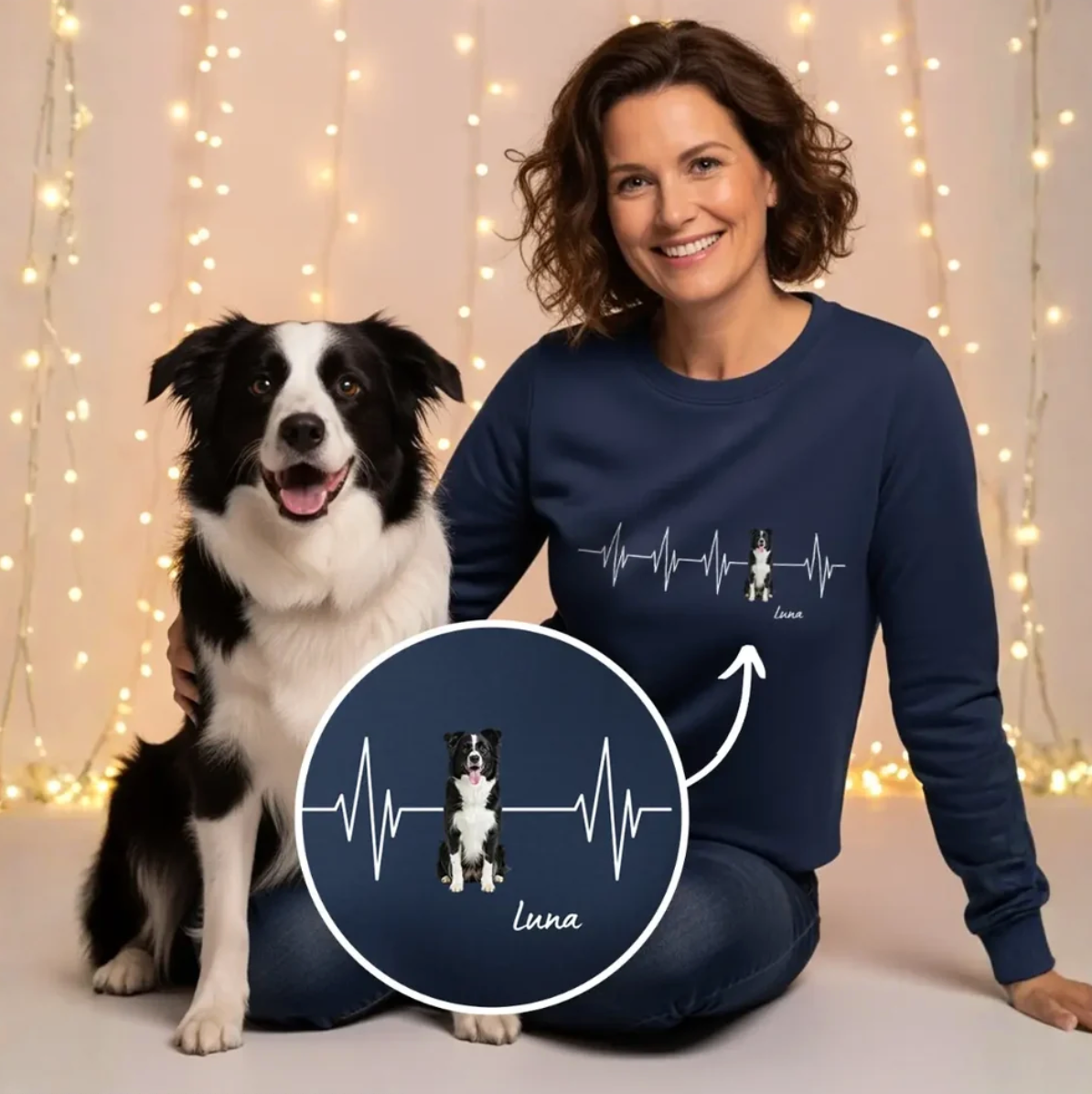 Dunkelblaues personalisiertes Sweatshirt mit Herzschlag-Motiv und Hundedruck. Model sitzt mit Hund.
