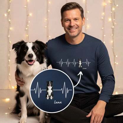Dunkelblaues Sweatshirt mit personalisiertem Herzschlag-Design und Hundebild. Modell sitzt neben einem Hund.