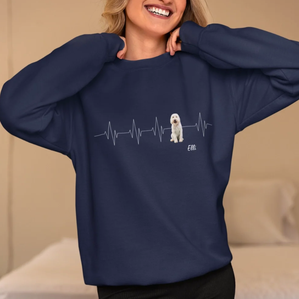 Blaues Sweatshirt mit Herzschlagmuster und animiertem Hundebild.