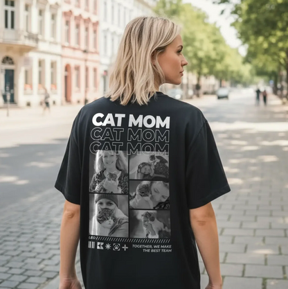 Schwarzes T-Shirt mit "Cat Mom"-Druck und Fotocollage auf der Rückseite, ideal für Katzenliebhaber.