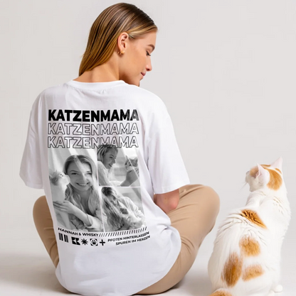 Weißes T-Shirt mit dem Aufdruck "Katzenmama" und Bildern von Katzen auf der Rückseite.