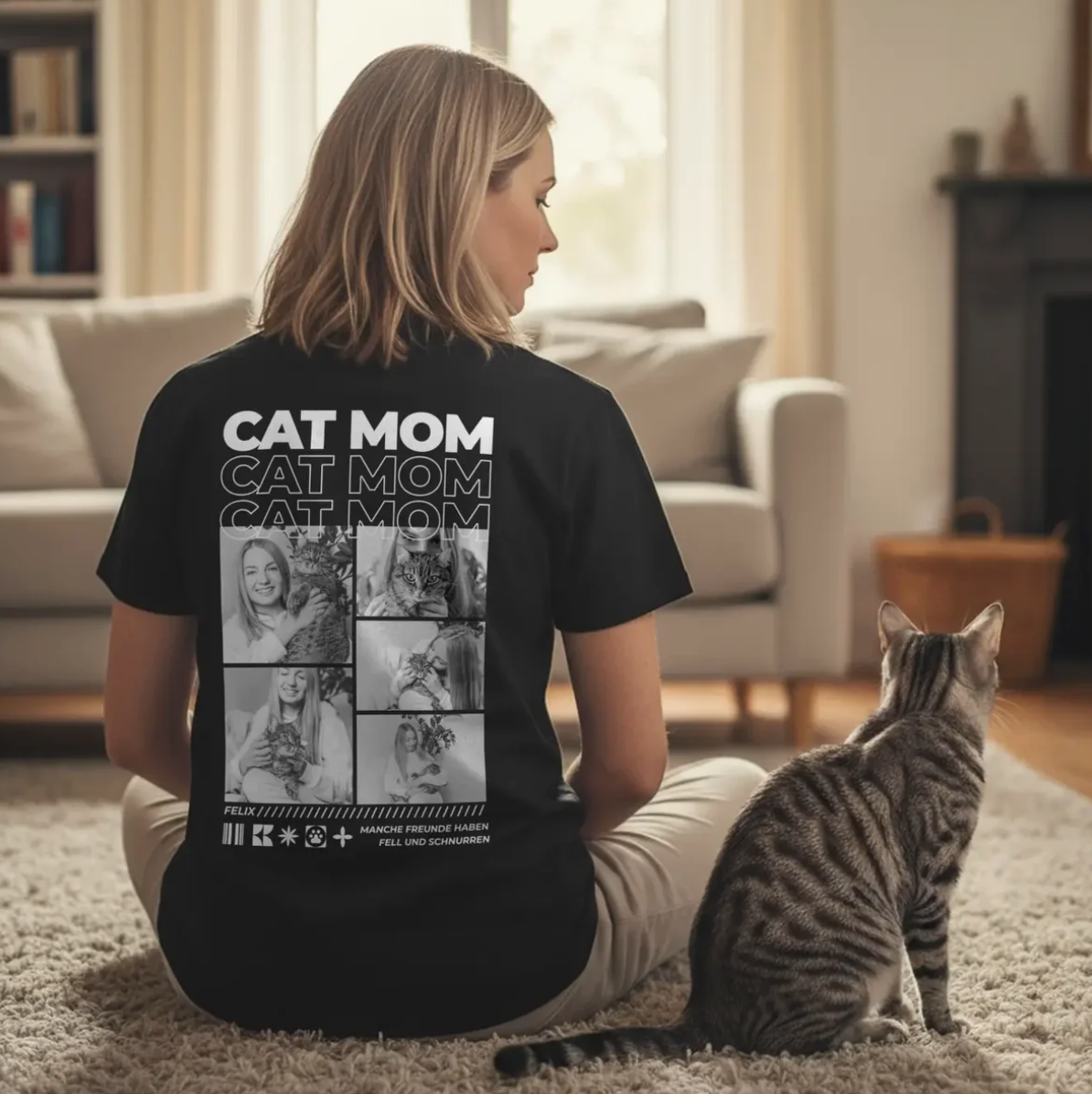 Schwarzes T-Shirt mit dem Aufdruck "CAT MOM" und Tierbildern auf der Rückseite, getragen von einer Frau mit Katze.