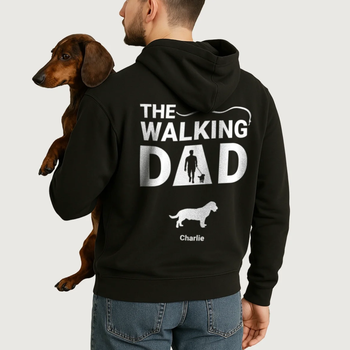 Schwarzer Hoodie mit personalisiertem Druck „The Walking Dad“ und Hundemotiven. Trägt ein Mann mit einem Hund.