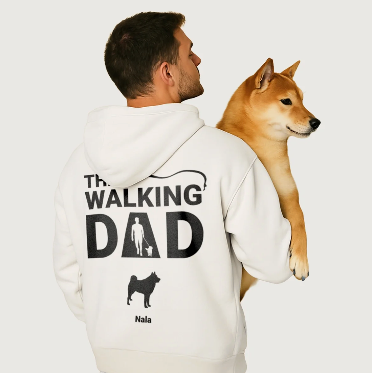 Weißer Hoodie mit Rückendruck "THE WALKING DAD" und Hundemotiv, Modell trägt einen Hund.