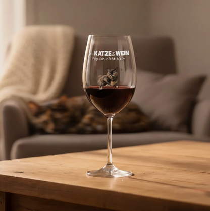 Personalisiertes Weinglas mit der Aufschrift "Zu Katze & Wein sag ich nicht Nein" und rotem Wein.