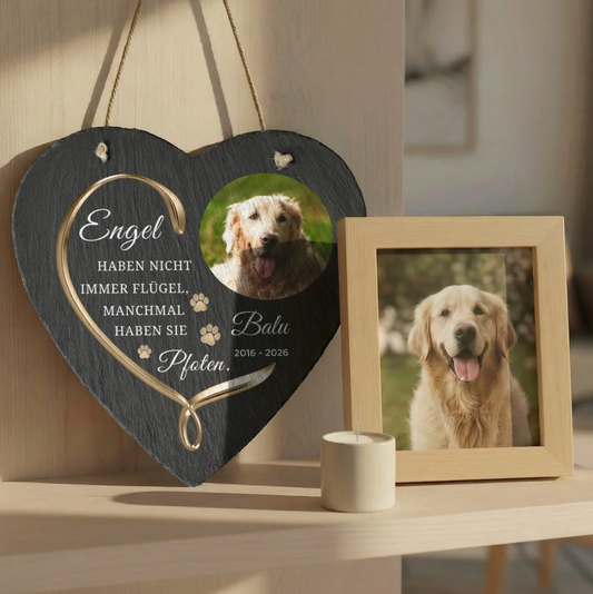 Personalisierte Schieferherz-Dekoration mit Foto eines Hundes und Beschriftung.
