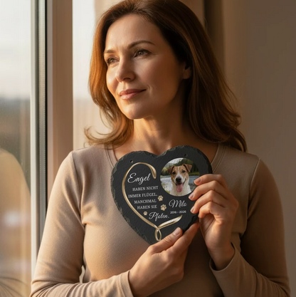 Personalisierte Schieferherzplatte mit Inschrift und Foto eines Hundes, durch eine Frau gehalten.