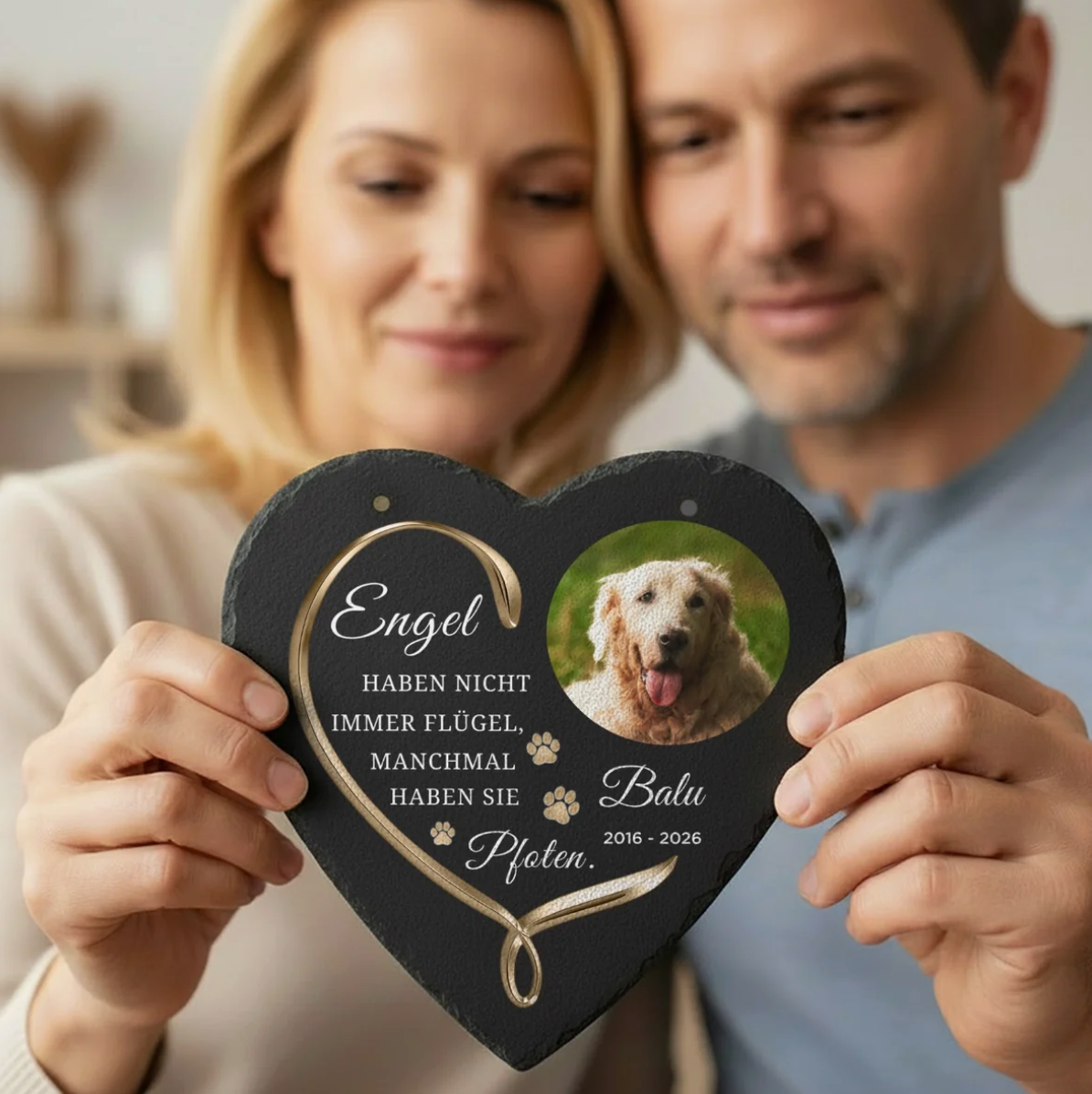 Personalisierte Schieferherz-Dekoration mit eingraviertem Text und Foto eines Hundes.