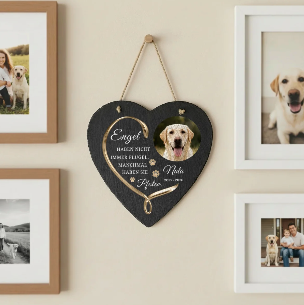 Personalisiertes Schieferherz in Herzform mit schwarzem Hintergrund und einem Foto eines Hundes.