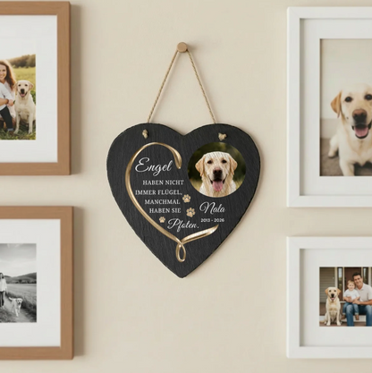Personalisiertes Schieferherz in Herzform mit schwarzem Hintergrund und einem Foto eines Hundes.