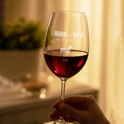 Personalisiertes Weinglas mit Gravur, rotem Wein, dekorativ und handgehalten.